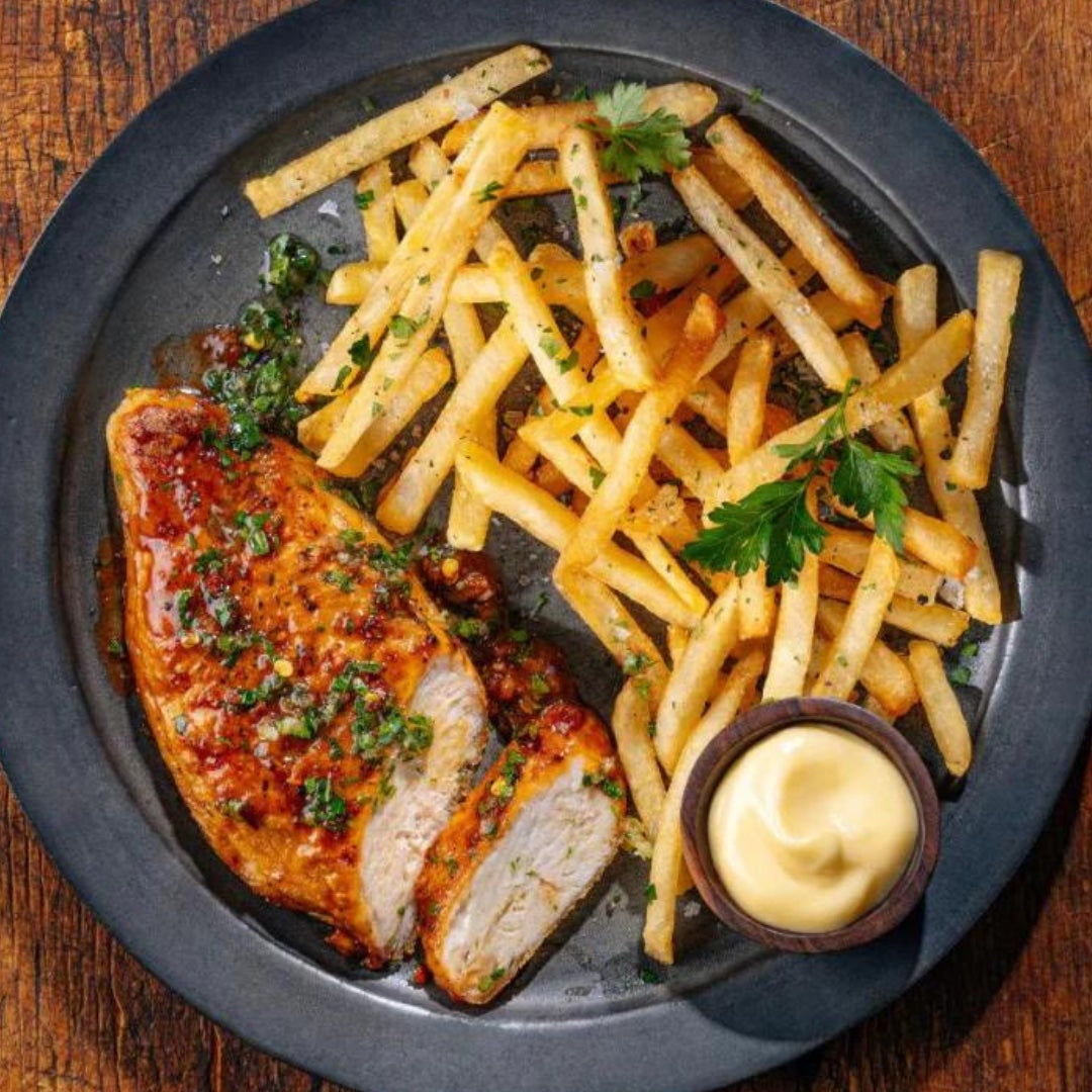 SWAP pflanzlich mariniertes Hühnerfilet, serviert mit Pommes Frites und Aioli-Sauce